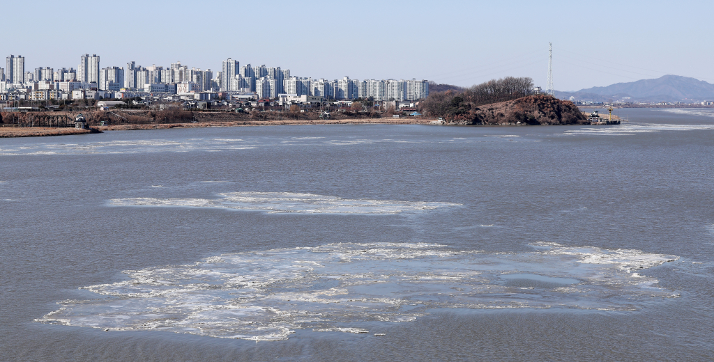 전국 대부분에 한파특보가 발효된 5일 경기 일산대교 일대 한강에 얼음이 떠다니는 모습./사진=뉴스1