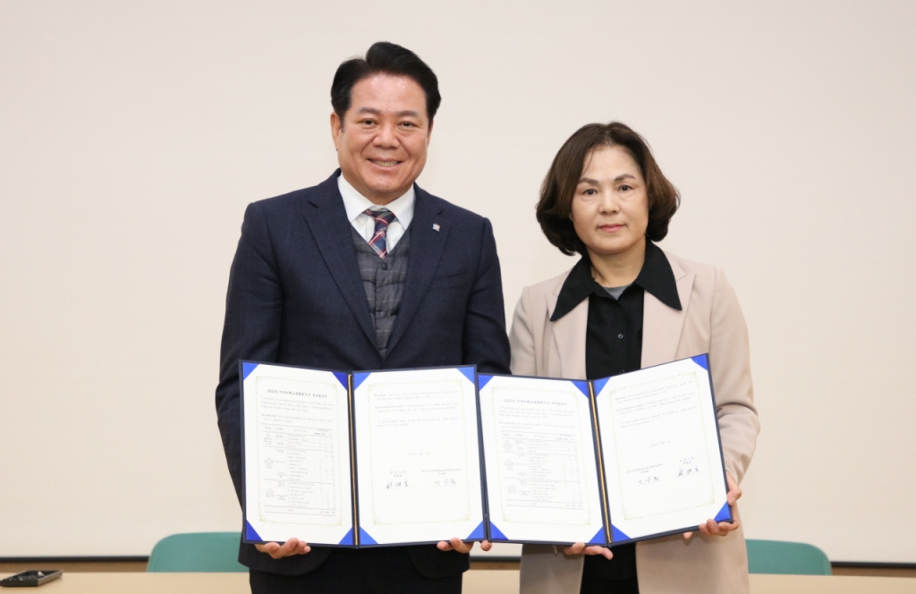 최대호 안양시장(왼쪽)과 이승희 안양과천교육지원청교육장이 5일 안양미래교육협력지구 부속 합의를 체결했다./사진제공=안양시