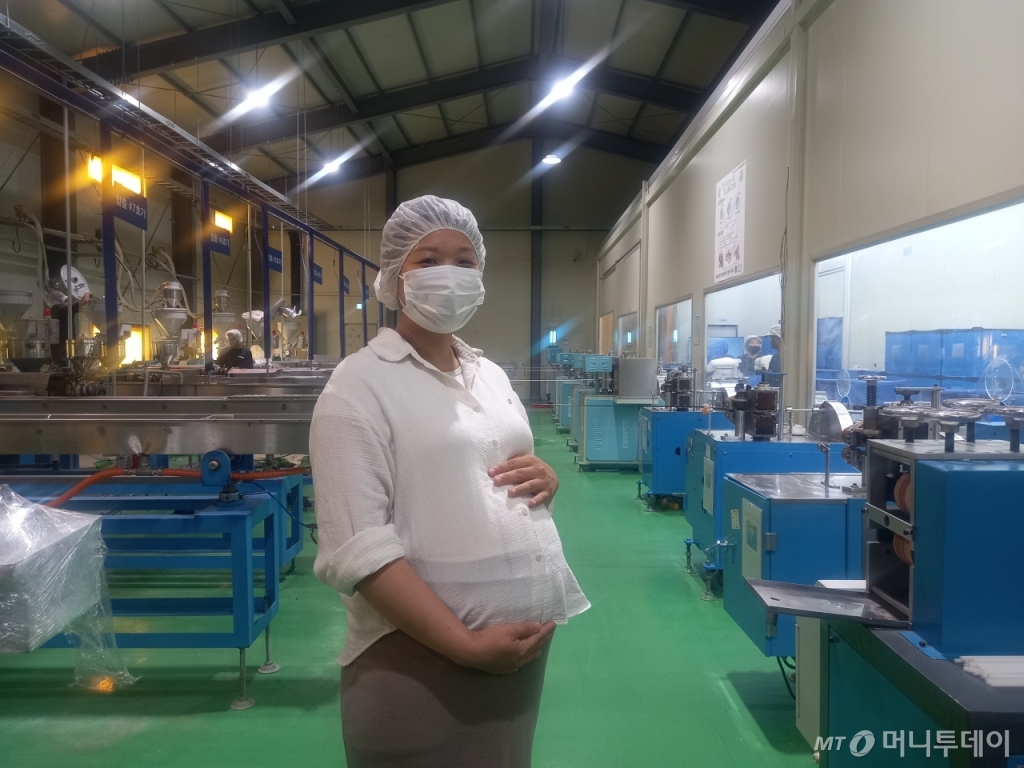 생분해 빨대 공장 안의 김지현 동일프라텍 대표. 셋째는 지난해 8월 순산했다./사진=김성진 기자.