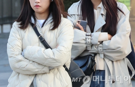  갑작스레 쌀쌀해진 날씨를 보인 5일 인천 남동구 터미널사거리에서 두터운 옷차림을 한 시민들이 몸을 움추린채 출근린 발걸음을 재촉하고 있다./사진=[인천=뉴시스] 전진환 기자