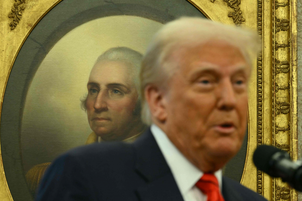 도널드 트럼프 미국 대통령이 5일(현지시간) 워싱턴 백악관에서 상원의 인준 투표를 통과한 팸 본디 법무장관의 선서식에 앞서 “미국의 가자지구 장기 소유 및 개발 구상을 모두가 사랑한다”고 밝히고 있다. /AFPBBNews=뉴스1