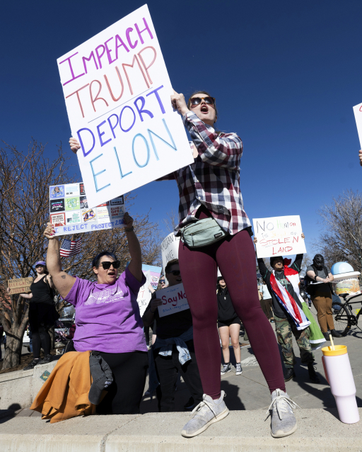 5일(현지 시간) 미 콜로라도주 콜로라도 스프링스의 한 공원에서 반트럼프 시위대가 손팻말을 들고 구호를 외치고 있다. 도널드 트럼프 대통령의 강력한 이민 단속과 각종 정책에 항의하는 시위가 미국 곳곳으로 확산하고 있다. /AP=뉴시스