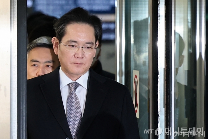 (서울=뉴스1) 오대일 기자 = 이재용 삼성전자 회장이 3일 오후 서울 서초구 서울고등법원에서 열린 '경영권 불법 승계' 의혹 자본시장과금융투자업에관한법률위반등 항소심 선고공판에서 무죄를 선고받은 후 법정을 나서고 있다. 2025.2.3/뉴스1 Copyright © 뉴스1. All rights reserved. 무단 전재 및 재배포, AI학습 이용 금지. /사진=(서울=뉴스1) 오대일 기자