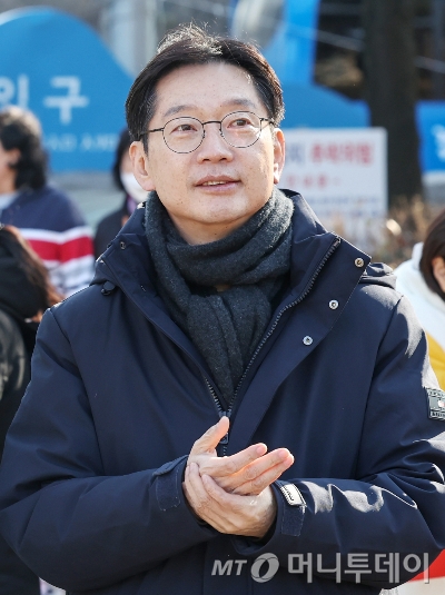 (서울=뉴스1) 민경석 기자 = 김경수 전 경남도지사가 14일 오후 서울 영등포구 여의도공원을 찾아 윤석열 대통령 탄핵 촉구 집회에 참가하는 시민들을 상대로 방한용품을 나눠준 노무현시민센터 관계자들을 만나 격려하고 있다. 2024.12.14/뉴스1 Copyright © 뉴스1. All rights reserved. 무단 전재 및 재배포, AI학습 이용 금지. /사진=(서울=뉴스1) 민경석 기자