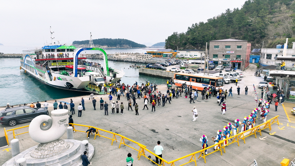 청산도 슬로걷기 축제장인 청도산도를 찾아 온 관광객들/사진제공=완도군