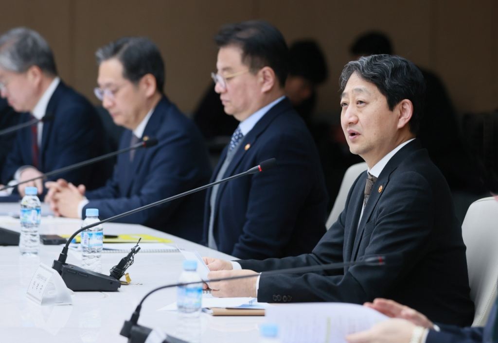 안덕근 산업통상자원부 장관이 7일 서울 중구 대한상공회의소 EC룸에서 기획재정부, 교육부, 과학기술정보통신부, 외교부, 국방부, 문화체육관광부, 국토교통부, 방위사업청, 우주항공청 등 관련 관계부처 관계자가 참석한 가운데 ‘범부처적으로 추진 중인 한-체코 협력방안의 진행 상황을 점검하고 향후 협력 방향을 논의’하기 위해 열린「한-체코 경제협력 전담반(TF) 회의」를 주재했다. 2025.02.07. /사진제공=산업통상자원부