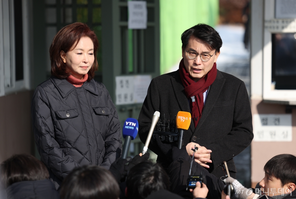 [의왕=뉴시스] 윤석열 대통령 접견을 마친 윤상현 국민의힘 의원이 7일 오전 경기 의왕 서울구치소 앞에서 취재진의 질문에 답하고 있다. 왼쪽은 김민전 의원. 2025.02.07.