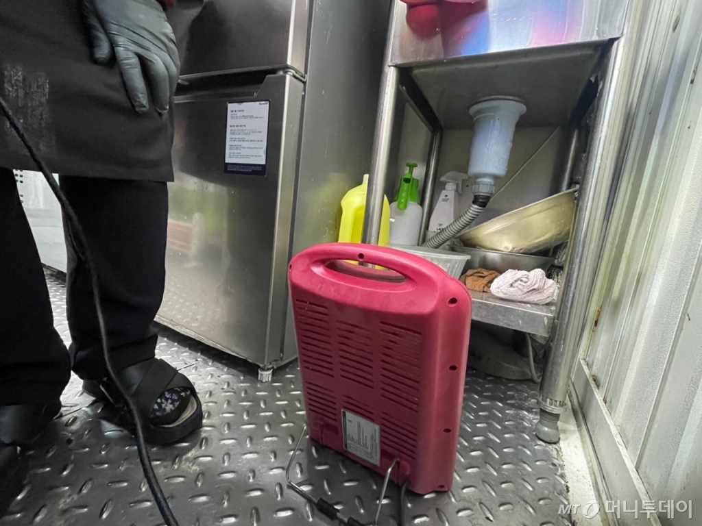 7일 낮 12시쯤 서울 동작구 노량진 컵밥 거리 한 가게에서 동파 방지를 위해 수도관 옆에 히터를 틀어두었다./사진=이현수 기자.