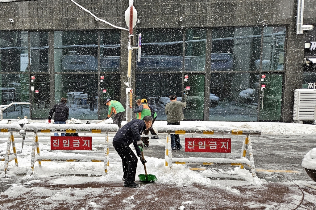 부천시가 한파·폭설에 비상근무체계 가동, 밤샘 제설작업을 벌였다./사진제공=부천시