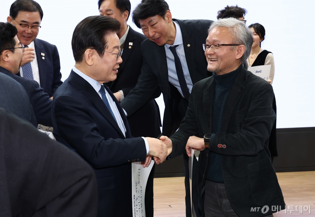 이재명 더불어민주당 대표가 7일 오전 서울 여의도 국회의원회관에서 열린 '다함께 만드는 세상, 모두의 질문Q 출범식'에서 박태웅 민주연구원 집단지성센터장과 대화하고 있다. 2025.2.7/뉴스1 Copyright © 뉴스1. All rights reserved. 무단 전재 및 재배포, AI학습 이용 금지.