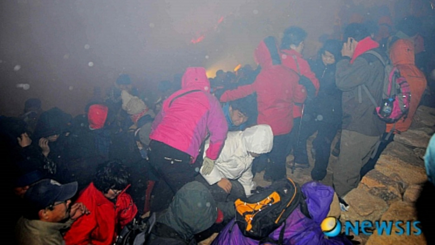 2009년 2월 9일 오후 경남 창녕군 화왕산 정상에서 억새를 태우는 행사 진행 중 예상치 못한 역풍이 발생, 관광객들이 불길을 피해 대피하는 모습. /사진=뉴시스, 경남도민일보 제공