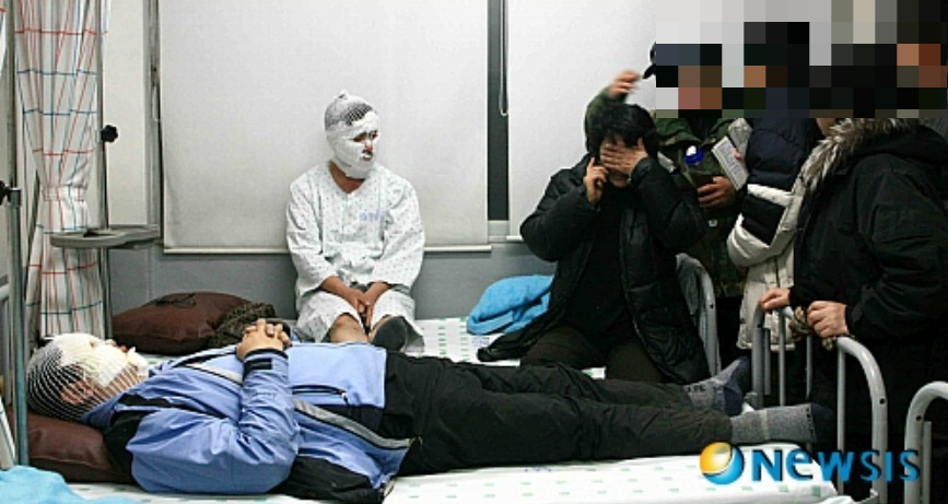 화왕산 억새 태우기 사고로 부상당한 등산객과 그 가족들. /사진=뉴시스