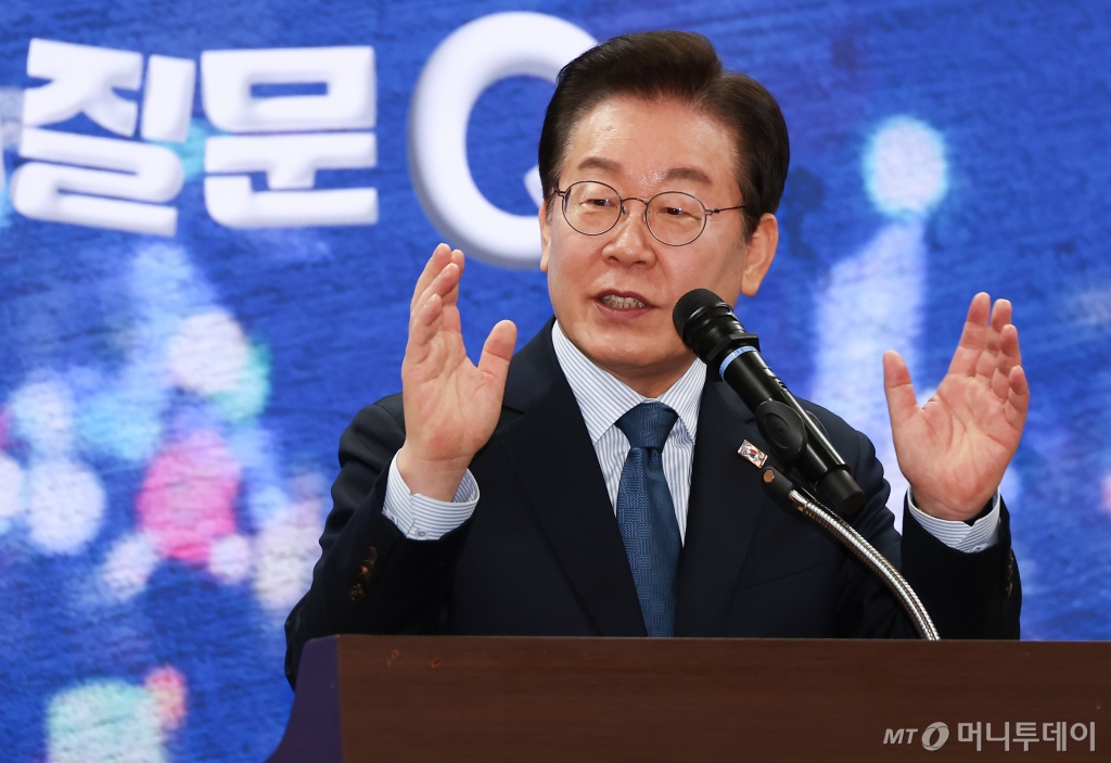 (서울=뉴스1) 김민지 기자 = 이재명 더불어민주당 대표가 7일 오전 서울 여의도 국회의원회관에서 열린 '다함께 만드는 세상, 모두의 질문Q 출범식'에서 격려사를 하고 있다. 2025.2.7/뉴스1 Copyright © 뉴스1. All rights reserved. 무단 전재 및 재배포, AI학습 이용 금지. /사진=(서울=뉴스1) 김민지 기자