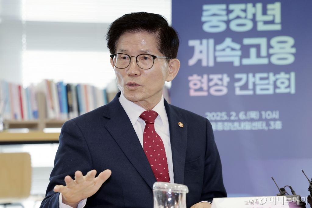 김문수 고용노동부 장관이 6일 서울 중구 서울중장년내일센터에서 열린 중장년 계속고용 현장 간담회에서 발언하고 있다. 2025.02.06. /사진=뉴시스 /사진=최동준