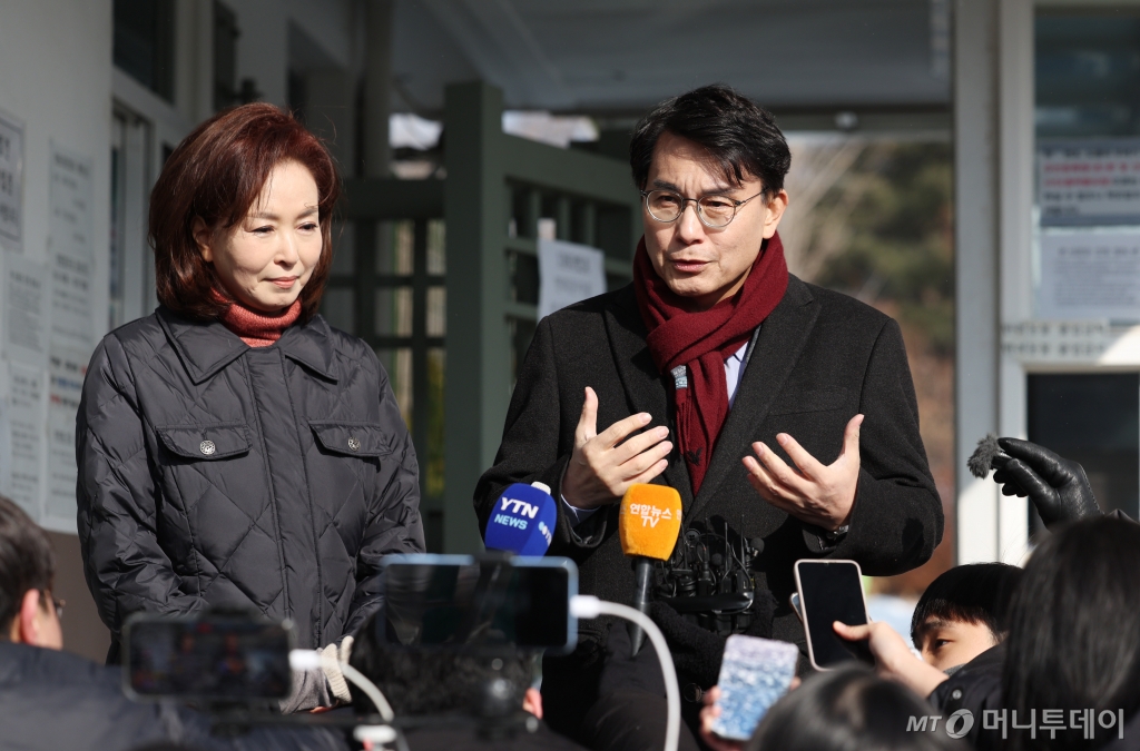 윤석열 대통령 접견을 마친 윤상현 국민의힘 의원이 7일 오전 경기 의왕 서울구치소 앞에서 취재진의 질문에 답하고 있다. 왼쪽은 김민전 의원. 2025.02.07. /사진=뉴시스
