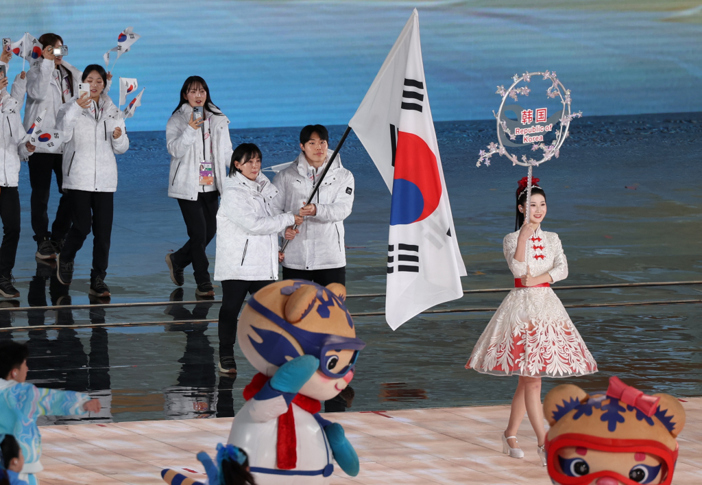 7일 중국 하얼빈 국제 컨벤션 전시 스포츠센터에서 열린 2025 하얼빈 동계 아시안게임 개막식에서 아이스하키 이총민과 컬링 김은지를 기수로 한 대한민국 선수단이 입장하고 있다./사진=뉴시스