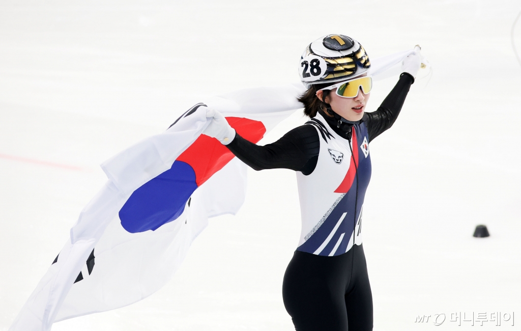 8일(현지 시간) 중국 하얼빈 헤이룽장 빙상훈련센터에서 열린 2025 하얼빈 동계 아시안게임 쇼트트랙 여자 1500m 결승 경기에서 대한민국 김길리가 금메달을 확정지으며 기뻐하고 있다. /사진=뉴시스