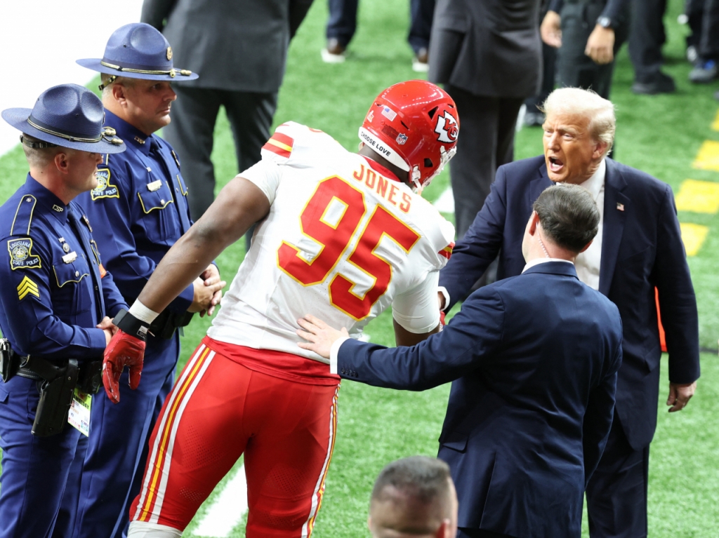 미국프로풋볼(NFL) 캔자스시티 치프스의 크리스 존스가 루이지애나주 뉴올리언스 시저스 슈퍼돔에서 열린 필라델피아 이글스와의 슈퍼볼 LIX 경기에 앞서 도널드 트럼프 대통령과 인사를 나누고 있다. /로이터=뉴스1