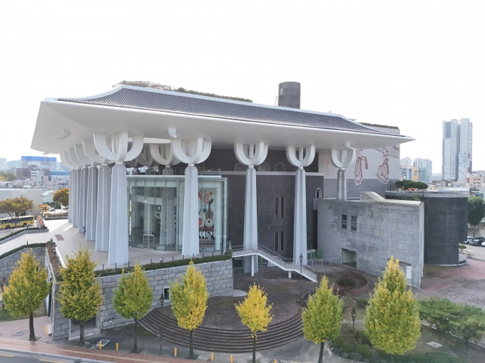▲경남문화예술회관 전경/사진제공=경남문화예술회관