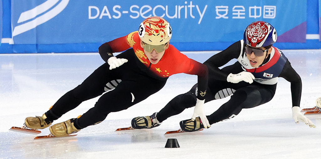 지난 9일 중국 하얼빈에서 열린 '2025 하얼빈 동계아시안게임' 남자 쇼트트랙 5000m 계주 결승 경기에서 대한민국 박지원과 중국 린샤오쥔(임효준)이 몸싸움을 벌이며 질주하는 모습. /사진=뉴시스 
