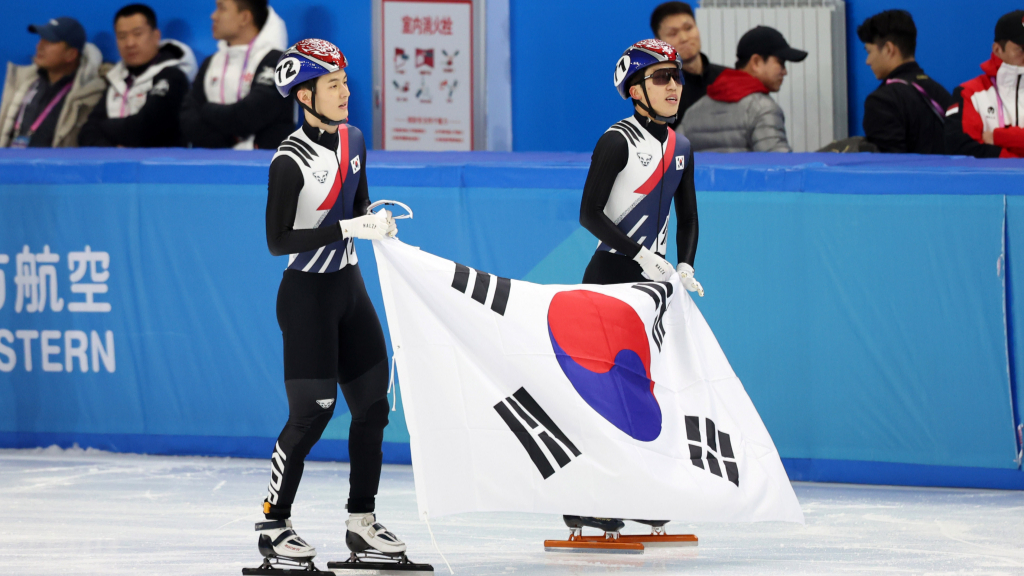 지난 8일 중국 하얼빈에서 열린 '2025 하얼빈 동계아시안게임' 남자 쇼트트랙 500m 결승 경기에서 박지원과 장성우가 은메달, 동메달을 따낸 뒤 태극기를 펼치며 기뻐하는 모습. /사진=뉴시스 