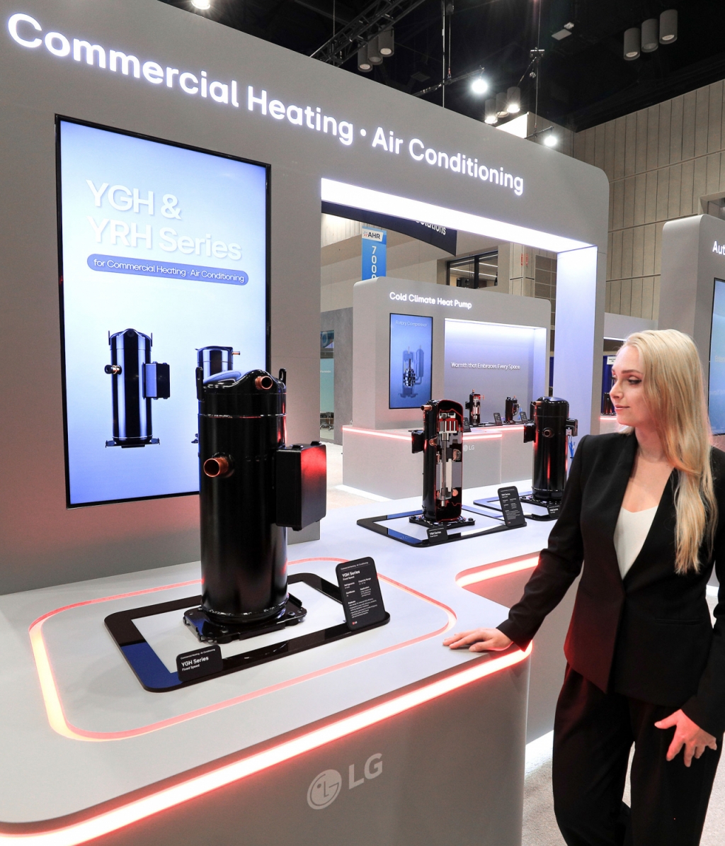 LG전자 모델이 'AHR 엑스포'에서 압축부 구조를 개선하고 안정성을 강화한 27냉동톤(USRT) 대용량 스크롤 컴프레서를 소개하고 있다./사진=LG전자