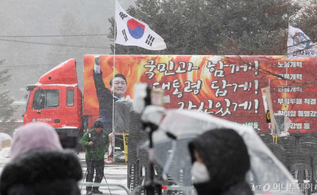 (의왕=뉴스1) 신웅수 기자 = 윤상현·김민전 국민의힘 의원이 윤석열 대통령을 접견한 7일 오전 경기 의왕시 서울구치소에서 윤 대통령의 탄핵을 반대하는 차량이 주차되어 있다.2025.2.7/뉴스1  Copyright © 뉴스1. All rights reserved. 무단 전재 및 재배포,  AI학습 이용 금지. /사진=(의왕=뉴스1) 신웅수 기자