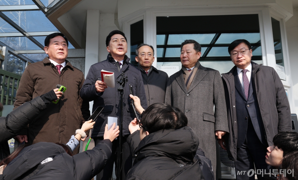 (의왕=뉴스1) 김영운 기자 = 김기현 국민의힘 의원이 10일 오후 경기 의왕시 서울구치소 앞에서 국민의힘 의원들과 함께 윤석열 대통령 면회를 마친 후 취재진 질문에 답하고 있다. 2025.2.10/뉴스1  Copyright © 뉴스1. All rights reserved. 무단 전재 및 재배포,  AI학습 이용 금지. /사진=(의왕=뉴스1) 김영운 기자