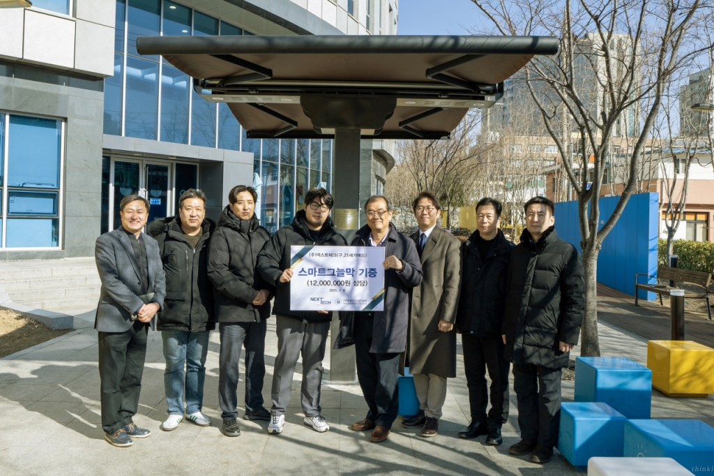 인하공전과 넥스트테크, 인천테크노파크 관계자들이 기증식 후 기념촬영하고 있다./사진제공=인하공전