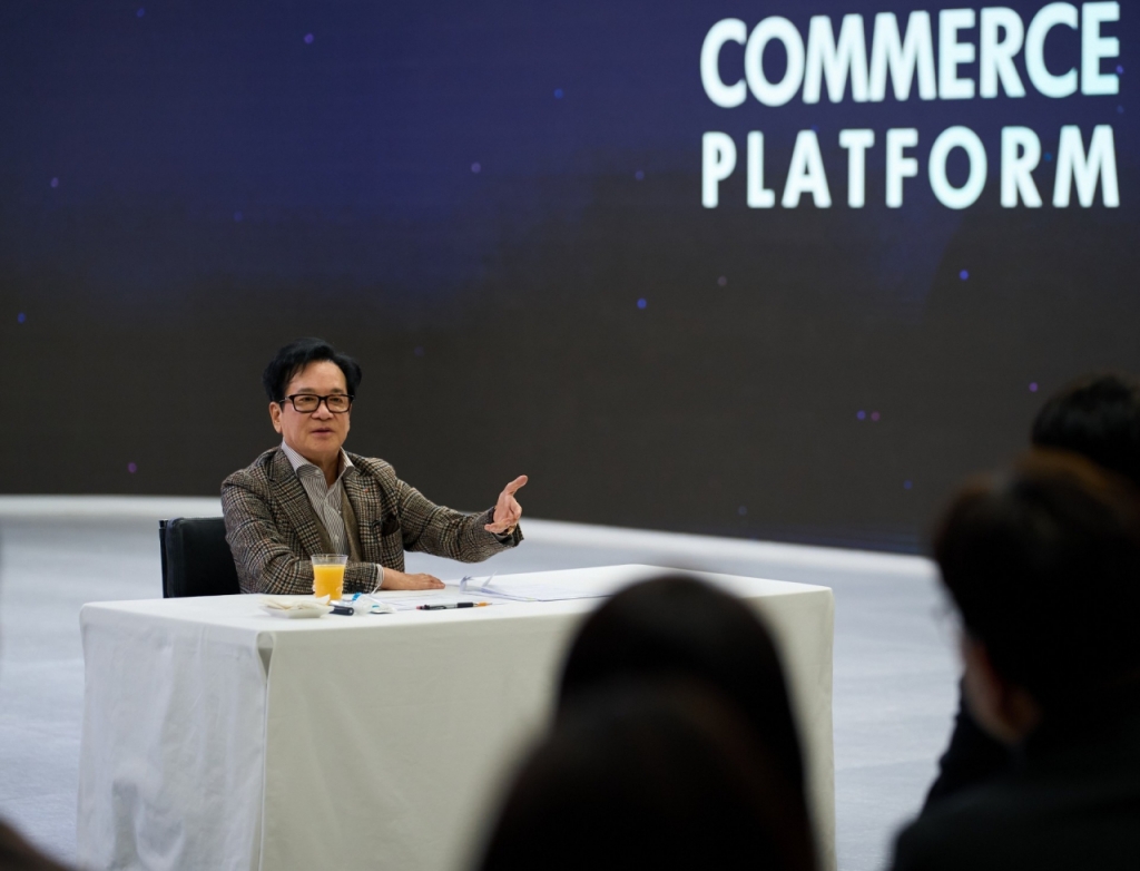 이재현 CJ그룹 회장이 지난 7일 서울 서초구 CJ온스타일 본사에서 직원들을 만나 격려하고 있다./사진제공=CJ그룹