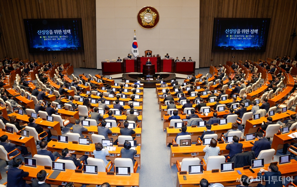 이재명 더불어민주당 대표가 10일 서울 여의도 국회 본회의장에서 '회복과 성장'을 주제로 제422회 국회(임시회) 교섭단체 대표연설을 하고 있다. / 사진제공=뉴스1