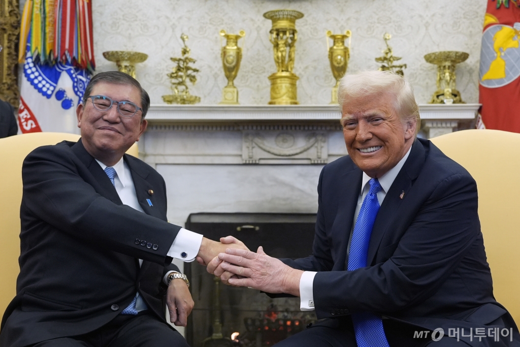 이시바 시게루 일본 총리와 도널드 트럼프 미국 대통령이 지난 7일(현지시간) 백악관 집무실에서 회담하면서 악수하고 있다. / AP=뉴시스