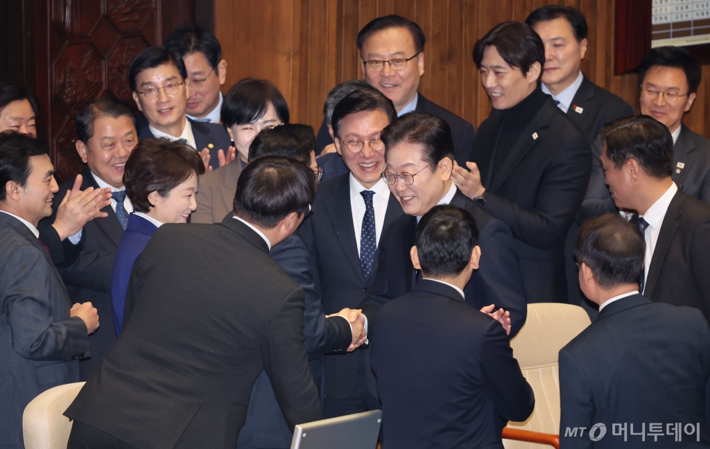 [서울=뉴시스] 권창회 기자 = 이재명 더불어민주당 대표가 10일 오전 서울 여의도 국회에서 열린 제422회 국회(임시회) 제2차 본회의에서 교섭단체 대표연설을 마친뒤 의원들과 인사하고 있다. 2025.02.10. kch0523@newsis.com /사진=권창회