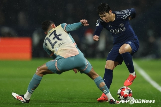 이강인(오른쪽)이 지난 23일(한국시간) 프랑스 파리의 파르크 데 프랭스에서 열린 PSG 대 맨시티의 '2024~2025시즌 유럽축구연맹(UEFA) 챔피언스리그(UCL)' 리그 페이즈 7차전에서 드리블 돌파를 시도하고 있다. /AFPBBNews=뉴스1