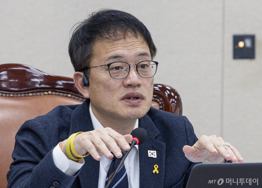 (서울=뉴스1) 이재명 기자 = 박주민 국회 보건복지위원회 위원장이 23일 오전 서울 여의도 국회에서 열린 제421회 국회(임시회) 복지위 제1차 전체회의에서 국민연급법 개정안에 대한 공청회를 주재하고 있다. 2025.1.23/뉴스1 Copyright © 뉴스1. All rights reserved. 무단 전재 및 재배포, AI학습 이용 금지. /사진=(서울=뉴스1) 이재명 기자