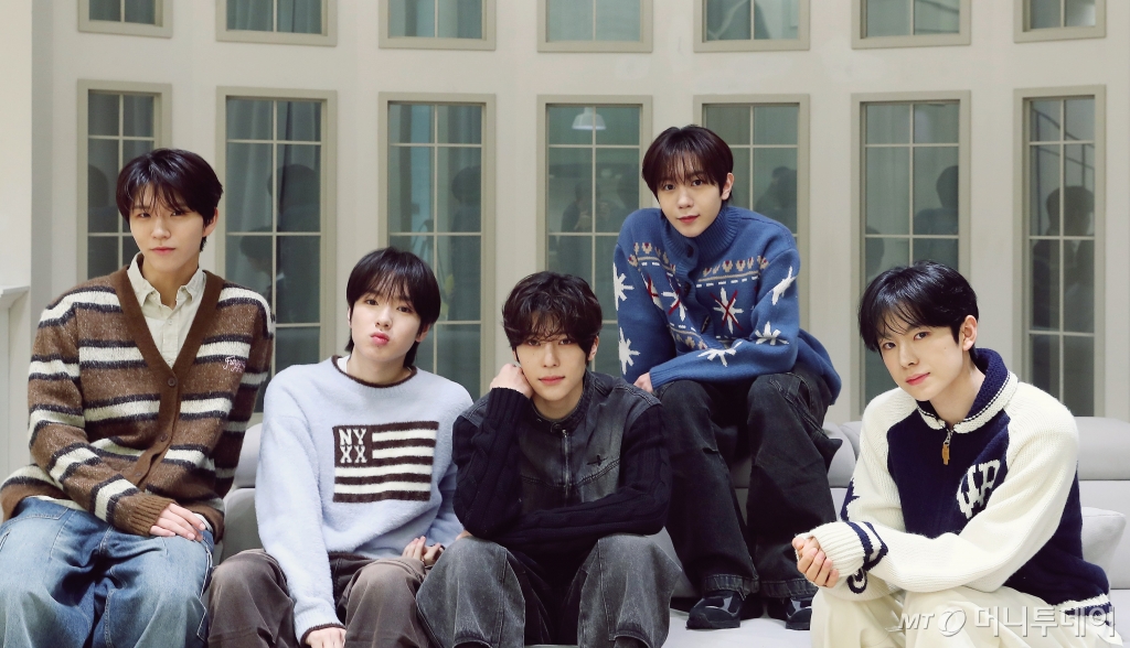 NCT 위시가 서울 성동구 SM엔터테인먼트 사옥에서 진행된 '제 9회 아시아 아티스트 어워즈'(The 9th Asia Artist Awards, 이하 'AAA 2024')' 수상 인터뷰에 앞서 포즈를 취하고 있다. NCT 위시는 지난해 12월 태국 방콕 임팩트 챌린저홀에서 열린 'AAA 2024'에서 'AAA 포텐셜' 상을 수상했다. 엔시티 위시는 지난 2023년 7월 방송한 서바이벌 프로그램 '엔시티 유니버스 : 라스타트(NCT Universe : LASTART)'로 결성돼 2024년 2월 데뷔했다. 이들은 데뷔곡 '위시(WISH)'를 시작으로 '송버드(Songbird)', '스테디(Steady)' 등 타이틀곡으로 활동했다. /사진=스타뉴스 김창현 chmt@