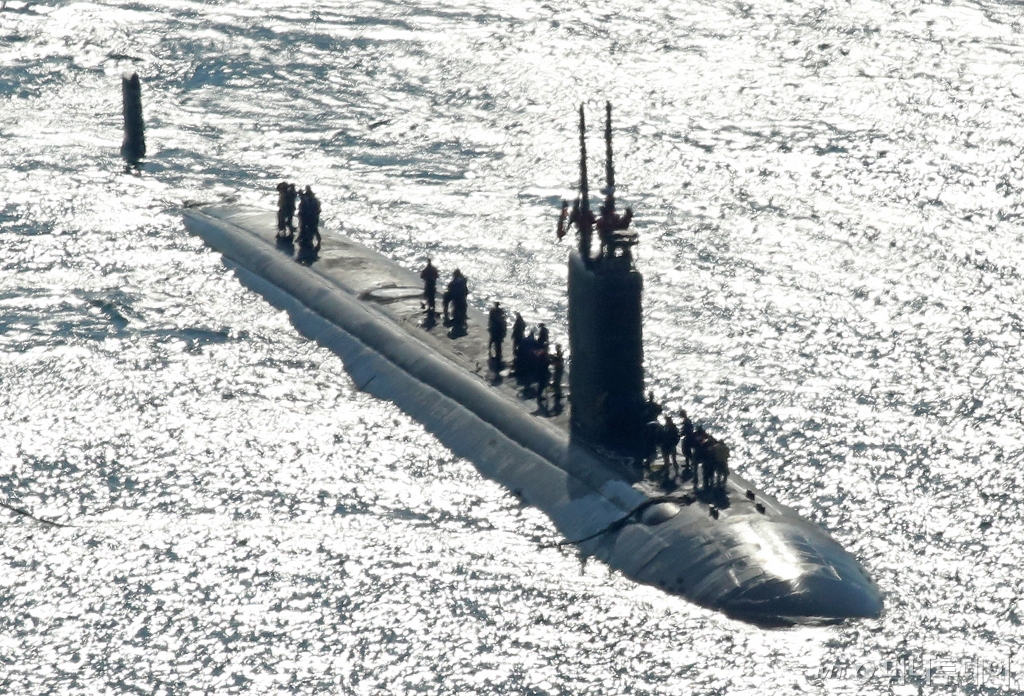 미국 해군 로스엔젤레스급 원자력(핵) 추진 잠수함 '알렉산드리아함'(SSN-757·6900톤급)이 10일 오전 부산 남구 해군작전사령부 부산작전기지에 입항하고 있다. 1991년 취역한 알렉산드리아함은 길이 110m, 폭 10m 규모이며 군수 적재와 승조원 휴식을 위해 이날 부산에 입항했다. 알렉산드리아함이 국내에 입항한 것은 이번이 처음이다. / 사진=뉴스1