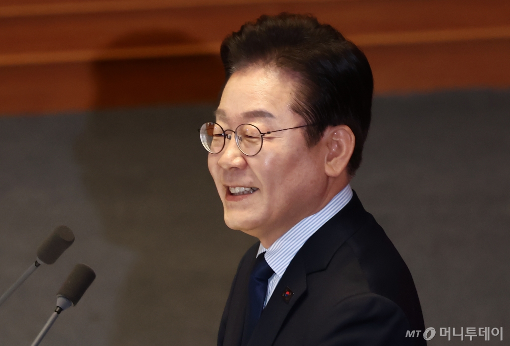 (서울=뉴스1) 김민지 기자 = 이재명 더불어민주당 대표가 10일 오전 서울 여의도 국회에서 열린 본회의에서 교섭단체 대표연설을 하던 도중 미소를 보이고 있다. 2025.2.10/뉴스1 Copyright © 뉴스1. All rights reserved. 무단 전재 및 재배포, AI학습 이용 금지. /사진=(서울=뉴스1) 김민지 기자
