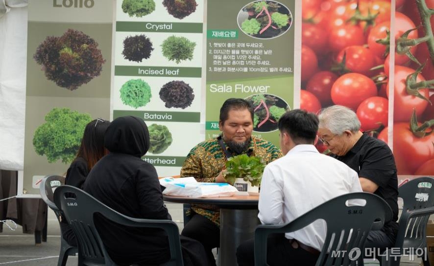 2024년 전북 김제에서 열린 국제종자박람회에서 국내 종자업체 관계자들이 해외 바이어들과 상담하고 있다. /사진=한국농업기술진흥원 
