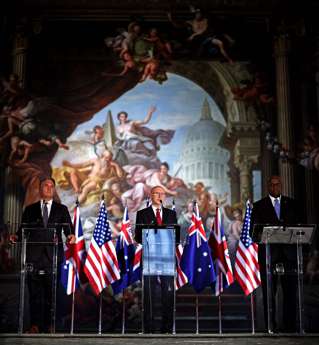 지난해 9월 26일(현지시간) 영국 런던에서 (오른쪽부터) 로이드 오스틴 미국 국방장관, 존 힐리 영국 국방장관, 리처드 말스 호주 부총리 겸 국방장관이 공동 기자회견을 하고 있다. 미국·호주·영국 안보동맹인 '오커스'(AUKUS) 국방장관 회담에서 3개국은 첨단 군사기술 개발 협력 분야(필러-2)에서 한국, 캐나다, 뉴질랜드 등의 참여 가능성을 논의했다./AFPBBNews=뉴스1