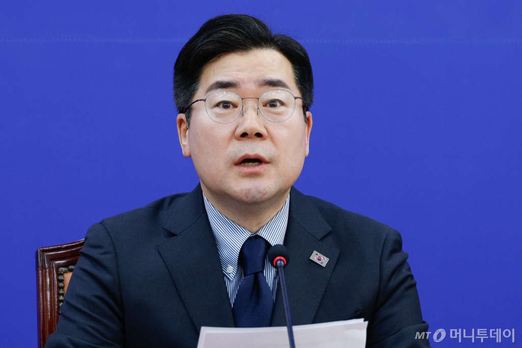 (서울=뉴스1) 안은나 기자 = 박찬대 더불어민주당 원내대표가 11일 오전 서울 여의도 국회에서 열린 원내대책회의에 참석해 모두 발언하고 있다. 2025.2.11/뉴스1 Copyright © 뉴스1. All rights reserved. 무단 전재 및 재배포, AI학습 이용 금지. /사진=(서울=뉴스1) 안은나 기자