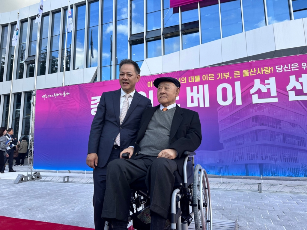 종하이노베이션센터 설립에 330억원을 기부한 이주용 KCC정보통신 회장(오른쪽)과 아들인 이상현 부회장