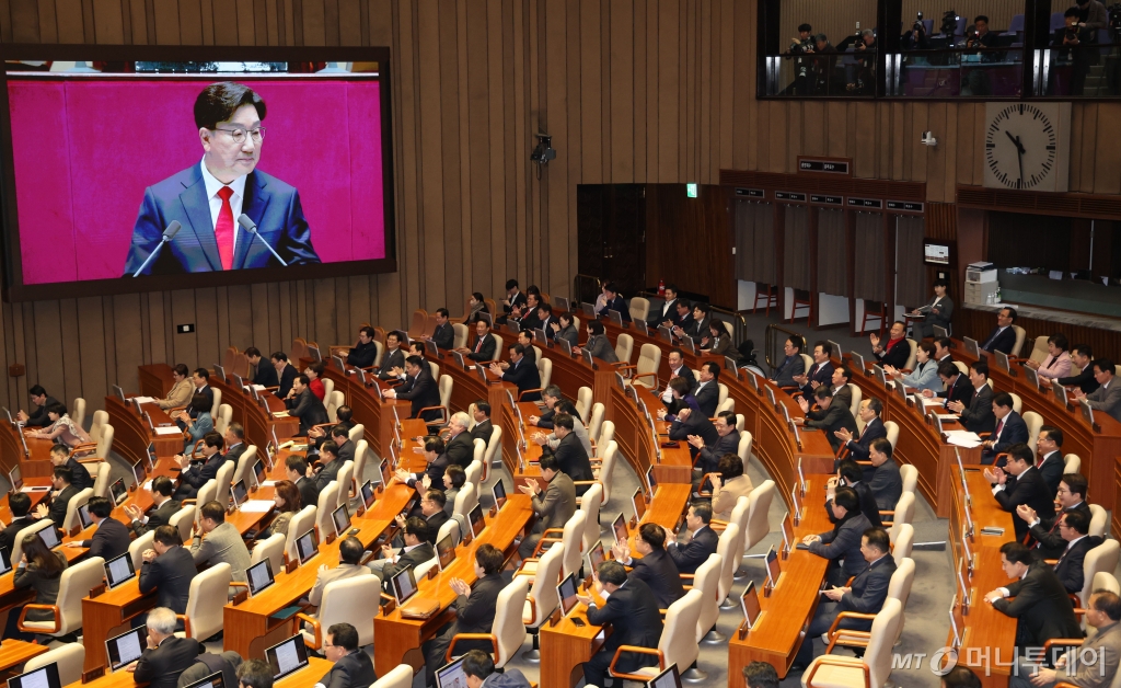 [서울=뉴시스] 권창회 기자 = 권성동 국민의힘 원내대표가 11일 오전 서울 여의도 국회에서 열린 제422회 국회(임시회) 제3차 본회의에서 교섭단체 대표연설을 하자 여당의원들이 박수치고 있다. 2025.02.11. kch0523@newsis.com /사진=권창회