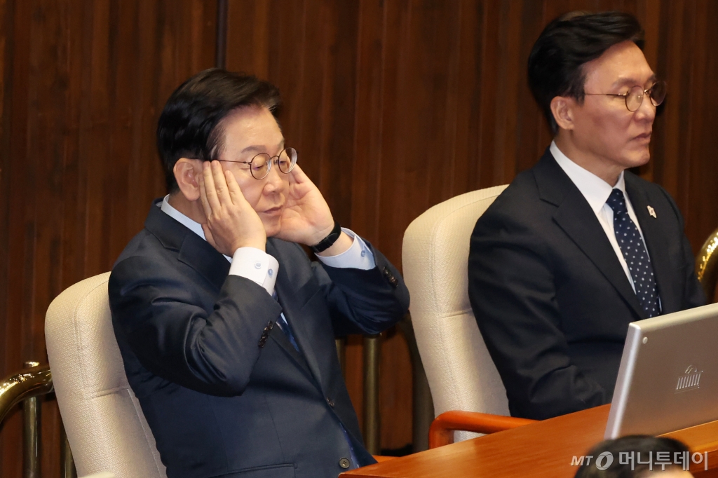 [서울=뉴시스] 조성우 기자 = 이재명 더불어민주당 대표가 11일 오전 서울 여의도 국회에서 열린 제422회 국회(임시회) 제3차 본회의에서 권성동 국민의힘 원내대표 교섭단체 대표연설을 듣고 있다. 2025.02.11. xconfind@newsis.com /사진=조성우
