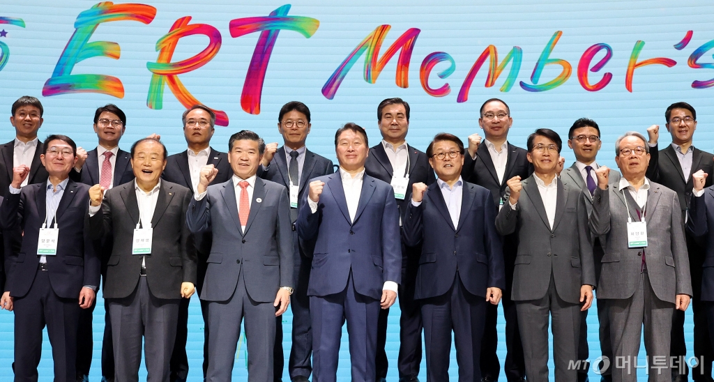 [서울=뉴시스] 추상철 기자 = 최태원(앞줄 왼쪽 네번째) 대한상공회의소 회장이 11일 오전 서울 중구 대한상공회의소에서 열린 '2025 ERT Member’s Day'에서 제임스 김(앞줄 왼쪽 세번째) 주한미국상공회의소 회장을 비롯한 참석자와 기념촬영을 하고 있다. 2025.02.11. scchoo@newsis.com /사진=추상철