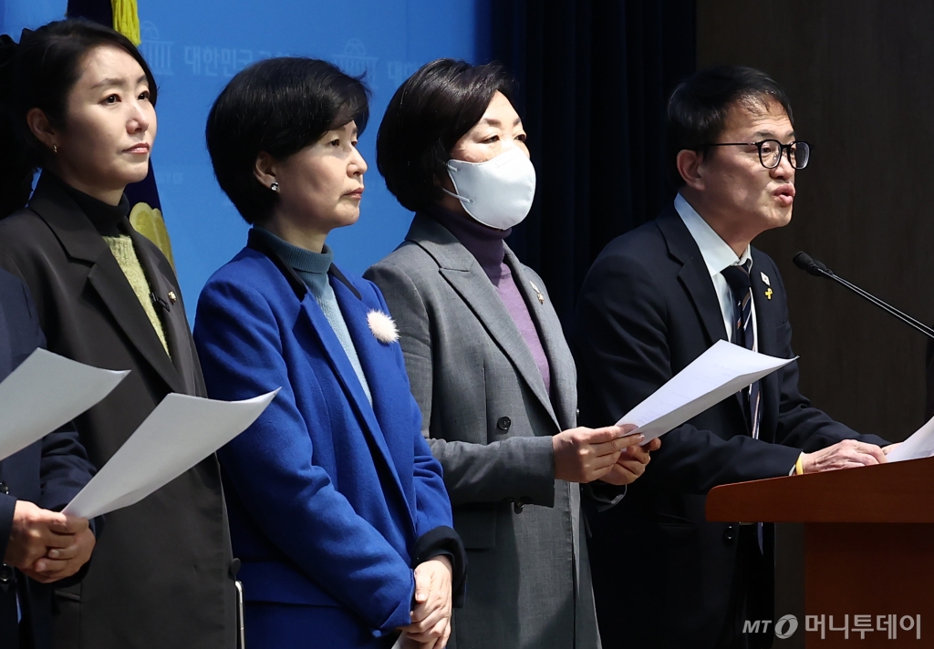 (서울=뉴스1) 김민지 기자 = 박주민 국회 보건복지위원장을 비롯한 더불어민주당 의원들이 11일 오전 서울 여의도 국회 소통관에서 "민주당이 중증외상 수련센터 예산을 삭감했다"고 발언한 오세훈 서울시장을 규탄하는 기자회견을 하고 있다. 2025.2.11/뉴스1 Copyright © 뉴스1. All rights reserved. 무단 전재 및 재배포, AI학습 이용 금지. /사진=(서울=뉴스1) 김민지 기자