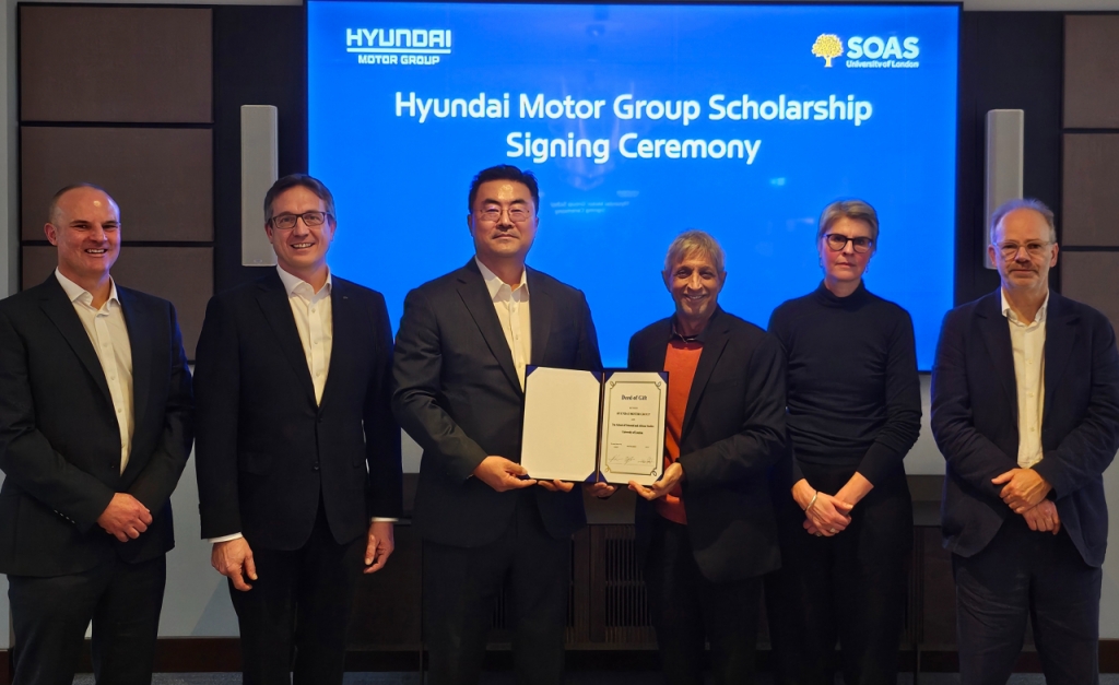 현대차그룹과 SOAS는 10일(현지시간) 런던대 SOAS 세네트 챔버에서 '현대차그룹 장학금(Hyundai Motor Group Scholarship) 기부 계약'을 체결했다고 11일 밝혔다. 사진 왼쪽부터 기아 영국법인 사이먼 헤더링턴 상무, 현대차&제네시스 영국법인장 애슐리 앤드류 상무, 현대차그룹 GSO 본부장 김흥수 부사장, 런던대학교 아담 하비브 총장, 엘리사 반 웨이엔버그 학장, 크리스토퍼 크레이머 교수. /사진제공=현대차그룹