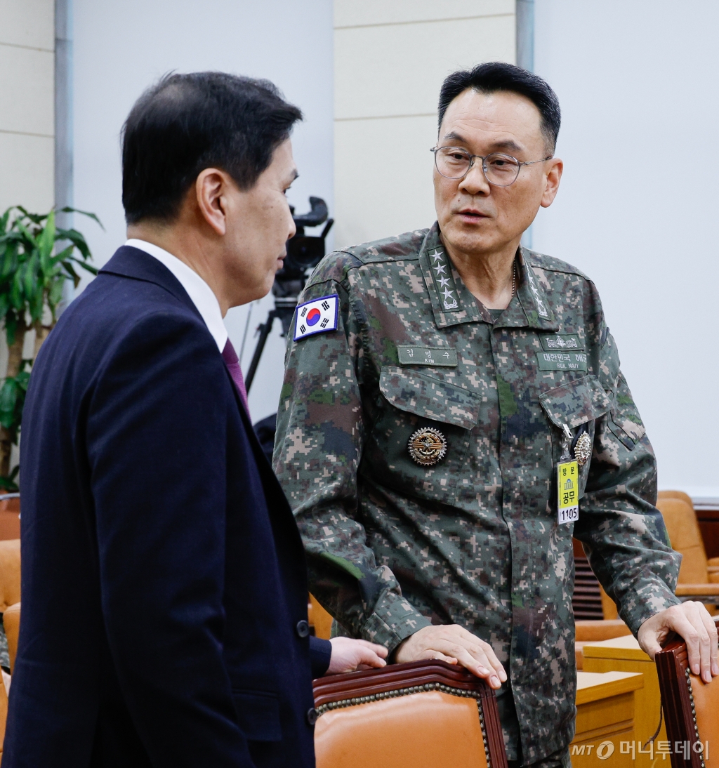 김명수 합동참모본부 의장(대장)과 김선호 국방부 장관직무대행(차관)이 지난 6일 오후 서울 여의도 국회에서 윤석열 정부의 비상계엄 선포를 통한 내란 혐의 진상규명 국정조사특별위원회 3차 청문회에 앞서 대화하고 있다. / 사진=뉴스1