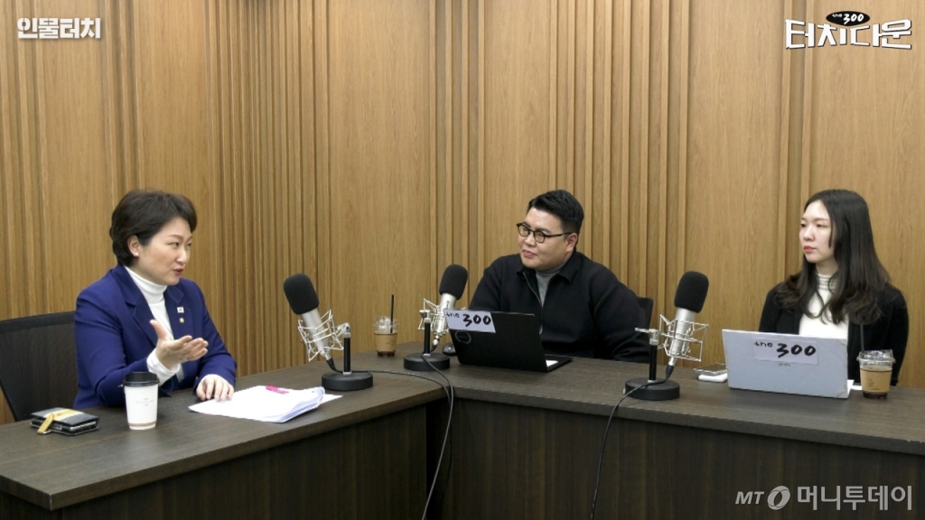 왼쪽부터 이언주 더불어민주당 최고위원, 김도현 머니투데이 기자, 박소연 머니투데이 기자