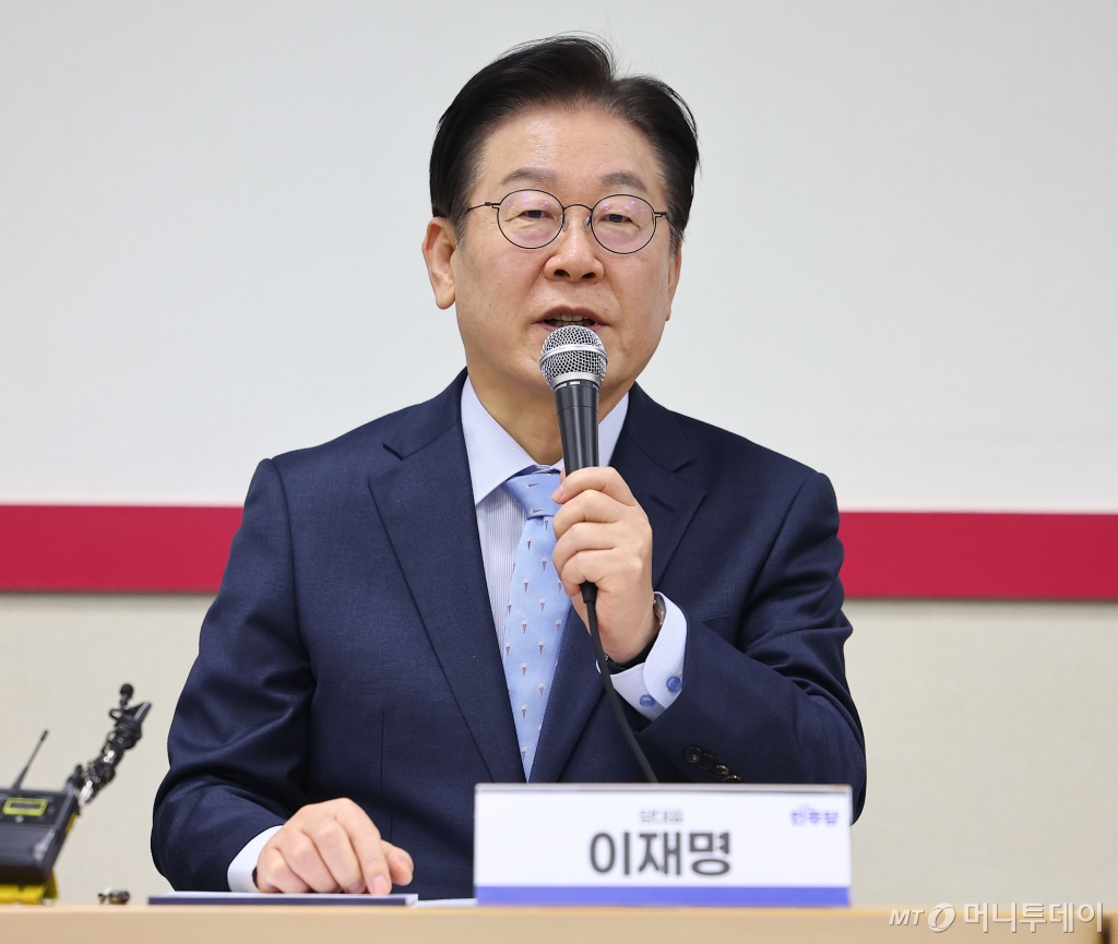 [화성=뉴시스] 김금보 기자 = 이재명 더불어민주당 대표가 11일 오후 경기도 화성시 아비만엔지니어링에서 열린 '경영악화 수출기업 애로 청취 현장 간담회'에서 인사말을 하고 있다. (공동취재) 2025.02.11. photo@newsis.com /사진=